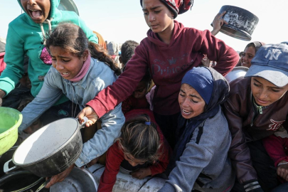 İşgalci İsrail'in yerlerinden ettiği Gazzeliler açlıkla boğuşuyor