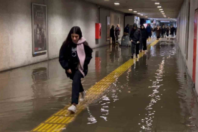 Yaya alt geçidini su bastı: Vatandaş su içinde yürümek zorunda kaldı