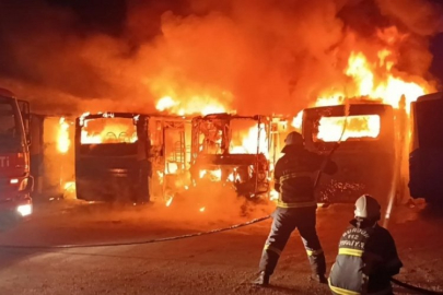 Feci yangın: 5 halk otobüsü alev alev yanarak hurdaya döndü