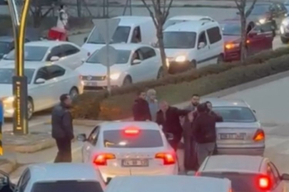 Akşam trafiğinde yumruklar havada uçuştu: Trafik kilitlendi