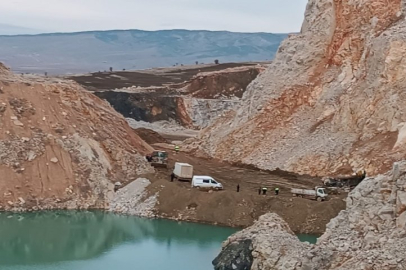 Taş ocağında devrilen iş makinesinin altında kalan işçi hayatını kaybetti