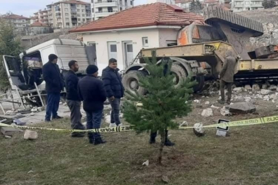 Freni patlayan tır kamu binasına çarptı: 2 yaralı