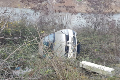 Şarampole uçan otomobildeki öğretim görevlisi yaralandı