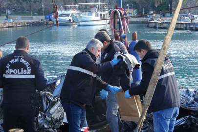 Araçtan çıkan ve kayıp gence ait olduğu değerlendirilen kıyafet delil torbasına konuldu