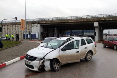 Bursa'da kavşak kazası: 2 kişi yaralandı!