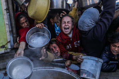 İsrail saldırıları altındaki Gazze'de Filistinlilere yemek dağıtıldı