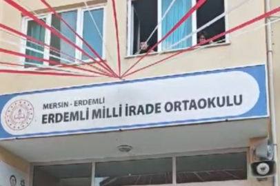 Öğrenciler okulda Ferdi Tayfur şarkısıyla karşılandı