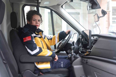 Kadın ambulans şoförü hayat kurtarmak için zamanla yarışıyor