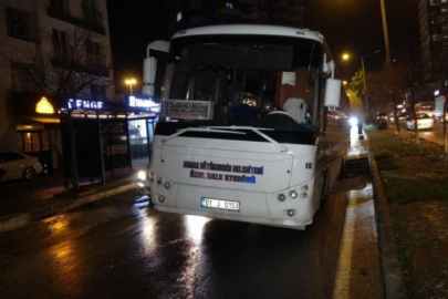 Özel halk otobüsü çukura düştü, şoförü "Yol yarıldı içine girdik" dedi