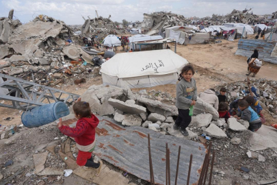 Gazze’de çadırlarda yaşayan çocuklar oyunla hayata tutunuyor