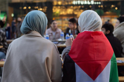 Hollanda’da Gazze ve Filistin’e destek amaçlı sokak iftarı